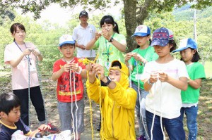 みんなで一緒に「もやい結び」にチャレンジ！